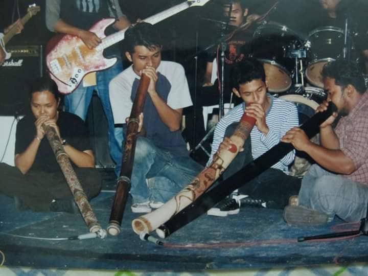 mohdjayzuan's tweet photo. Arkib lama:

Ini ketika saya awal 20an. Mula minat main didgeridoo selepas melihat Lee Khalid (Carburetor Dung) main w Koffin Kanser dan Bart (Aghast) meniup di Kuantan.

Masa tu di Kuantan Under the Sea memang ramai peniup didgeridoo handalan. Bart ada ajar saya sikit-sikit. https://t.co/nwooVH6Au6