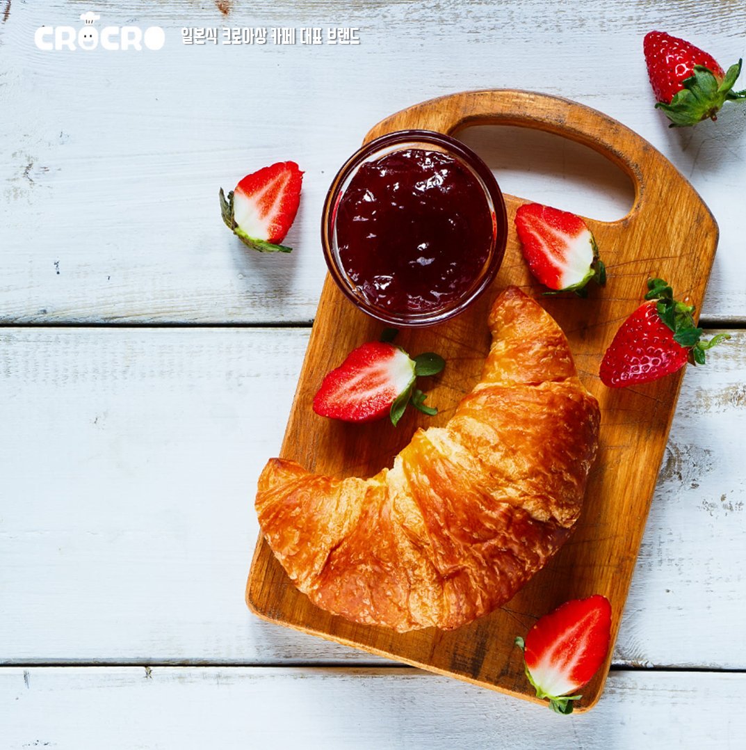 딸기 잼과 크로아상의 조합은 어떠신가요? 플러스 과일 딸기까지! 크로크로 크로아상과 딸기잼도 훌륭한 조합입니다^~^ #크로크로 #크로아상 #크로아상맛집 #크로아상브랜드 #크로아상카페 #크로아상딸기잼 #딸기잼 #빵