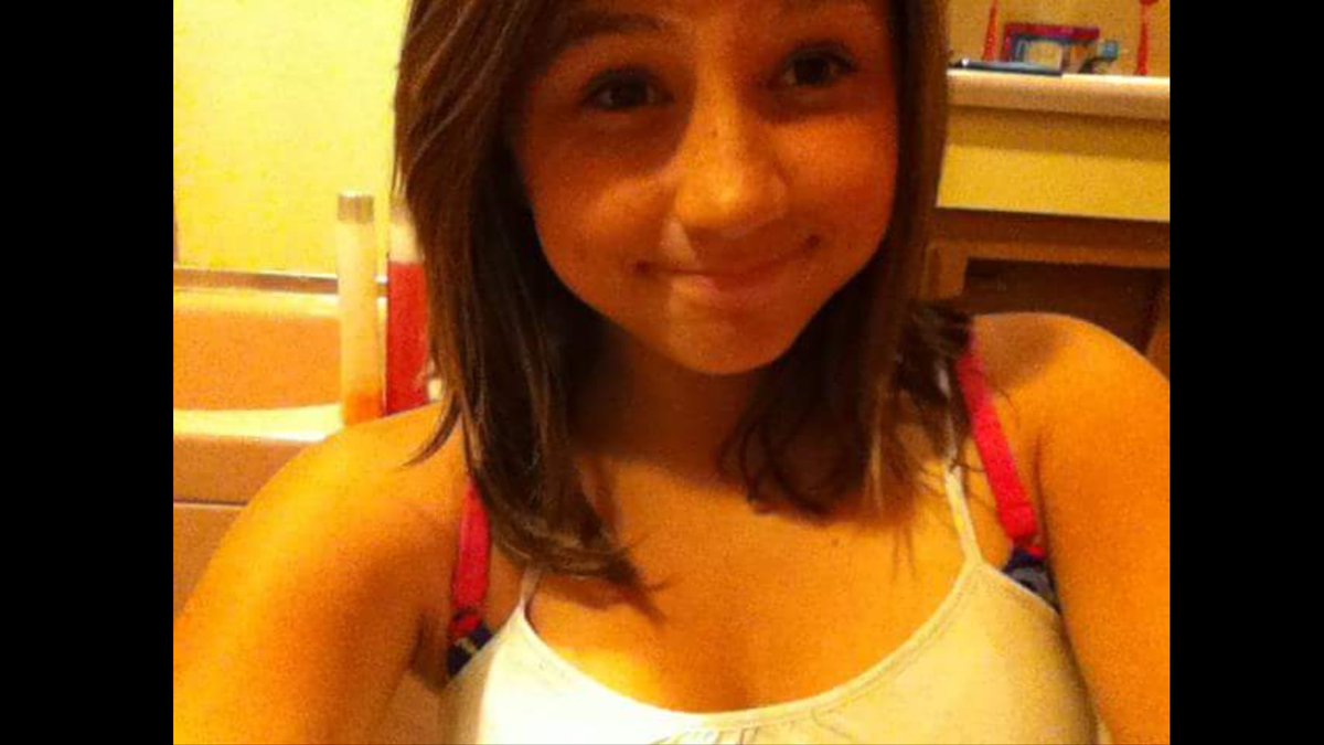 louisontheloo's tweet image. Sooo the first picture was of me when I was like in sixth- seventh grade when I became a directioner. &amp;amp; the last picture is me now as a 19 year old that’s off to college, still supporting one direction. Thank you for the memories &amp;amp; may they continue❤️#8thYearsOfOneDirection