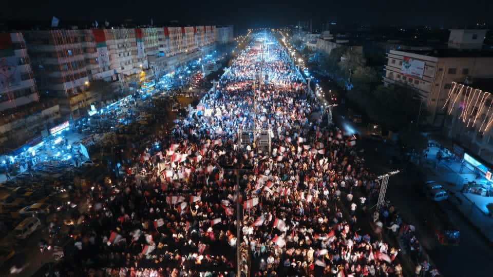 SyedTalaljeff's tweet photo. Jam Pack Crowd At Laiqatabad Fly Over.
#پتنگ_کےرنگMQMکےسنگ https://t.co/tNUuK3fU9F