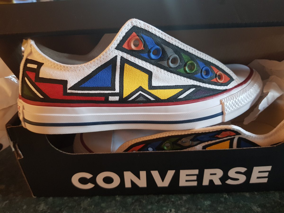 RT until converse makes this artist great. Her name is Bakwateleni Jiyane. Igugu laMandebele Zemigwalo.