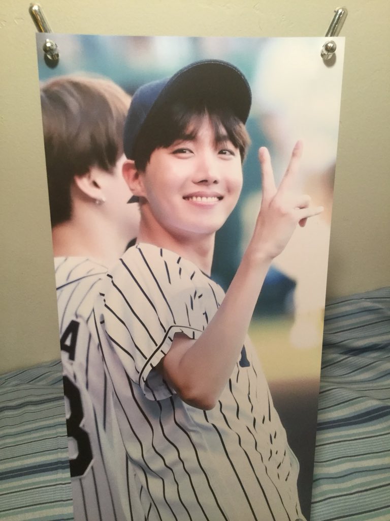 TheWildeAsh's tweet photo. Thank you so much @SANGUINETAE for doing the GO for High Hopes Douleur Exquise Goods stock sale! This mini banner is just gorgeous! I love it~! ^β₯οΈ^ #skthgos https://t.co/8icD8To9U5