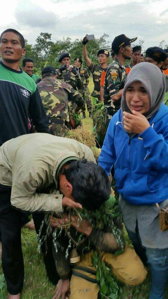 AfifFuadS's tweet photo. Bapak, Ibu, Istri..anak2ku..
Kami mohon Do`a dan keikhlasan..
Kami akan mengabdi dan berjuang bersama Korps BANSER.
Menjaga Kyai2 NU, menjaga NU dan menjaga Indonesia. https://t.co/aoCQgFIw2V