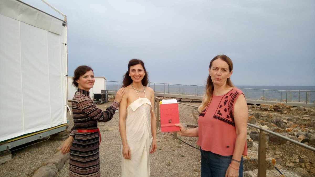 klpteatro_live's tweet photo. #MonicaDemuru #DariaDeflorian #MonicaPiseddu prima di salire sul palco del #teatroromano di #Nora con #Memoriadiragazza di #AnnieErnaux #festival #nottedeipoeti2018 #teatro #libridaleggere #Sardegna #CedacSardegna https://t.co/Yt1NWTpdE8