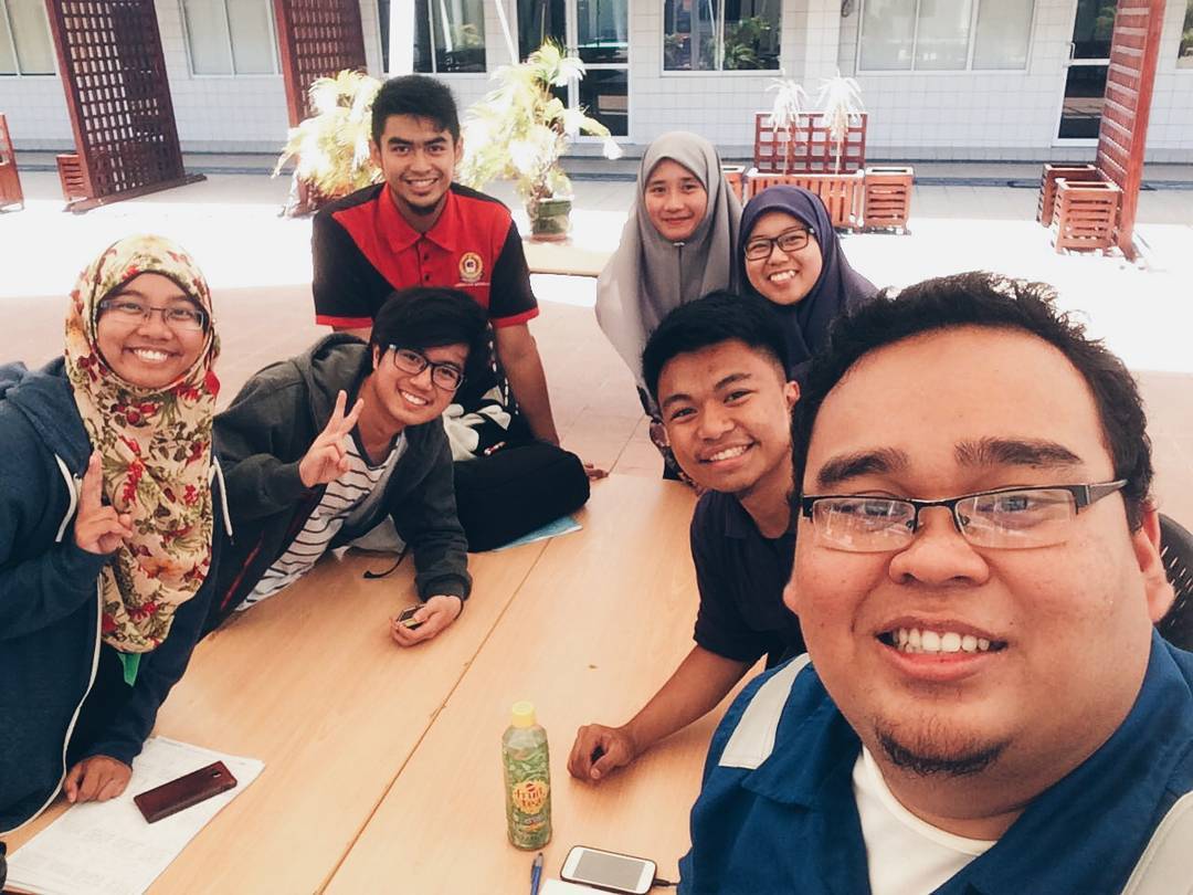utbsem's tweet photo. #throwbackUTBEDT18 | 2nd March 2016 | Wed
.
UTB Ecodrive Team 2018 having a commemorative group selfie for our FIRST ice-breaking meeting. It's the first UTB SEMA team formed from different study background which comprises student from engineering to computing and business field. https://t.co/cVSkVd00DW