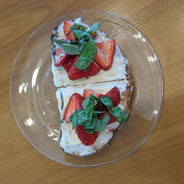 hashtagmarisa's tweet photo. Bougie breakfast is to die for.
.
.
Strawberry basil on ricotta toast sprinkled with honey. .
.
Real basic.
.
#breakfastclub #wideawake #todieforbreakfast #communalcoffee #communityovercompetition https://t.co/1UAAbaiOKz https://t.co/BywZ7ckzdH