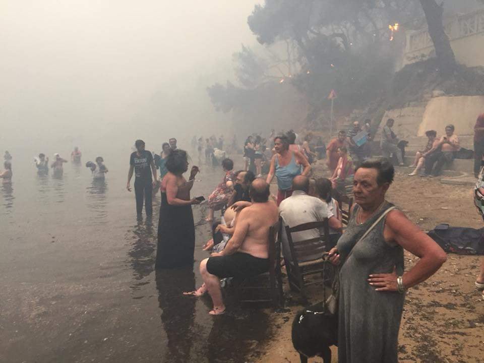 severeweatherEU's tweet photo. People taking refuge from fires along the beach in Argyris Akti, Nea Makri, Greece yesterday, July 23! Report: Kalogerikos Nikos / Forecast weather Greece https://t.co/2tlnVG6wzD