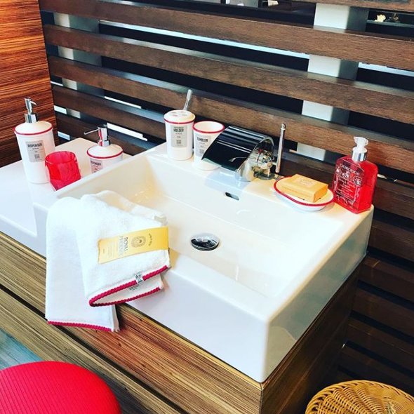 wailea_interior's tweet photo. 色には其々効果があり、日常の中で私たちの心理や行動に影響を与えています👀
好きな色をインテリアに取り込んで、毎日を元気に過ごしたいですね✨
ちなみに赤は「活力」「エネルギー」だそうです❤️
#wailea #wailea表参道 #表参道 #インテリア #カラーコーディネート #royalphoenix #洗面化粧台 https://t.co/fhohKtFaK8