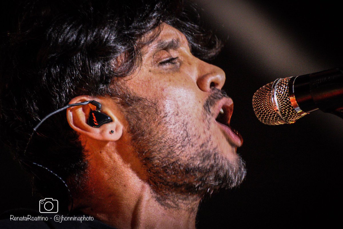 RenataRoattino's tweet photo. E niente .. #teseama @FabrizioMoroOff ! Un concerto strepitoso e tu sempre così grande ❤️ #morolive #grande #jhonninaphoto #metamoro https://t.co/MWfRBbaPPJ