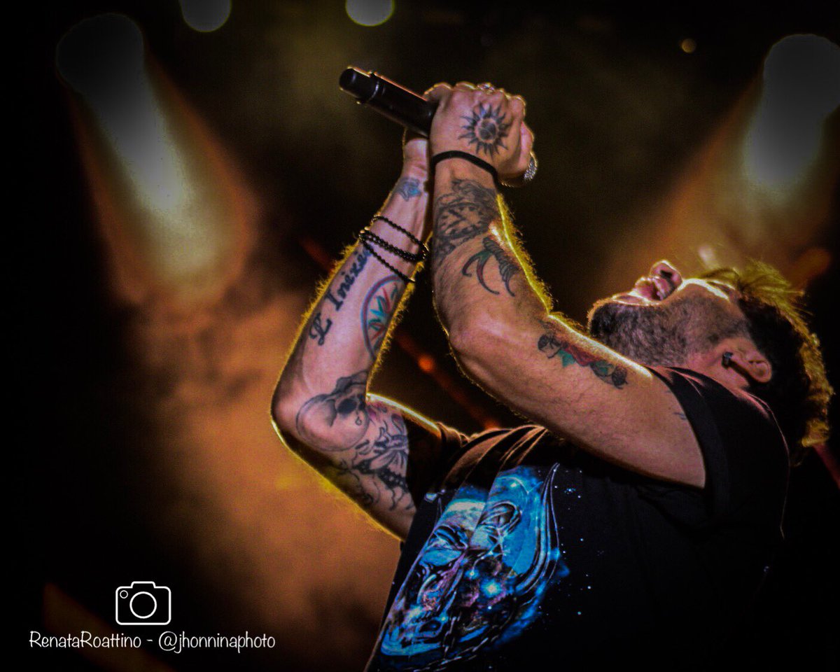 RenataRoattino's tweet photo. E niente .. #teseama @FabrizioMoroOff ! Un concerto strepitoso e tu sempre così grande ❤️ #morolive #grande #jhonninaphoto #metamoro https://t.co/MWfRBbaPPJ