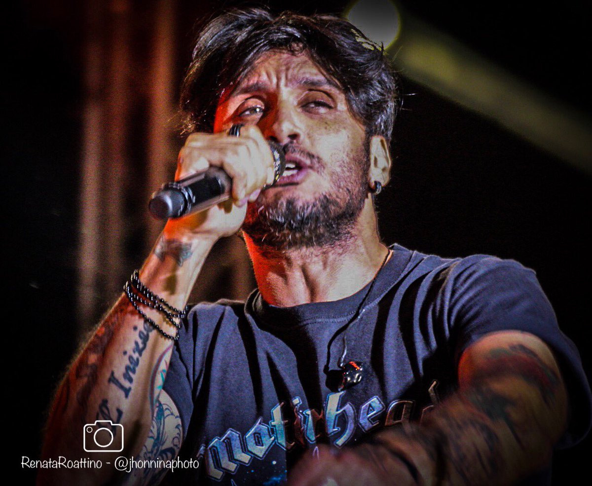 RenataRoattino's tweet photo. E niente .. #teseama @FabrizioMoroOff ! Un concerto strepitoso e tu sempre così grande ❤️ #morolive #grande #jhonninaphoto #metamoro https://t.co/MWfRBbaPPJ