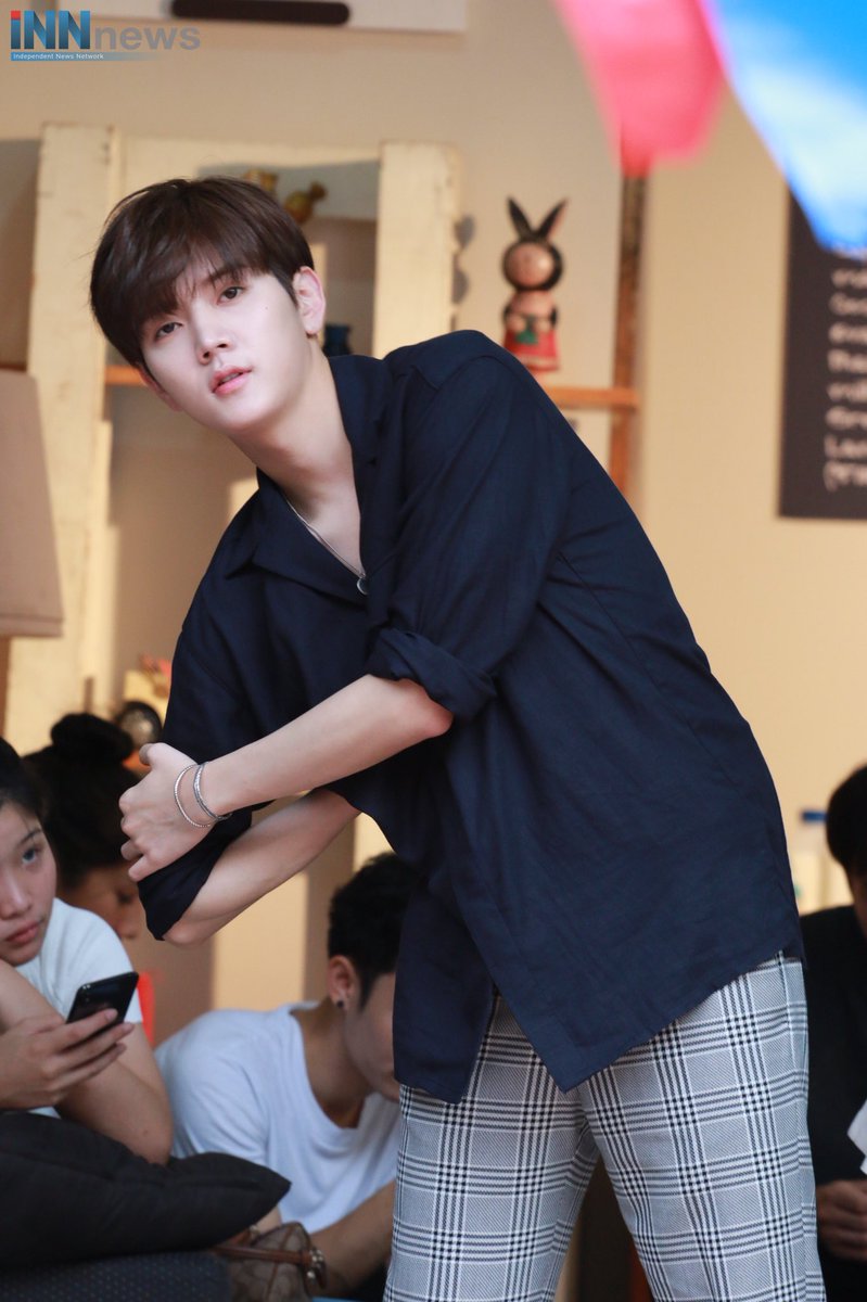 INNNEWS_ENT's tweet photo. ภาพบรรยากาศเบื้องหลังหนุ่ม “เร็น” NU’EST W ถ่ายซิทคอมสภากาแฟ 4.0

#민기 #최민기 #렌 #REN #뉴이스트W #NUEST_W #WelcomeRentoThailand
#RenCoffeeSocietySitcom https://t.co/ual3ErhVQX
