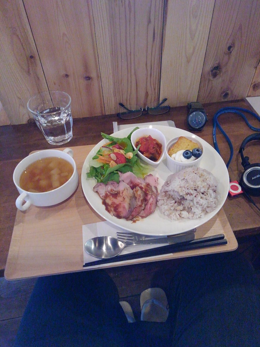 AQIRA416's tweet photo. 今日も今日とて #bluffterrace (ω)初めてきた火曜日の #Calicocoffee #bluffterrace さん。ランチプレートが美しい (15時21分) https://t.co/NLXFAlKhl0