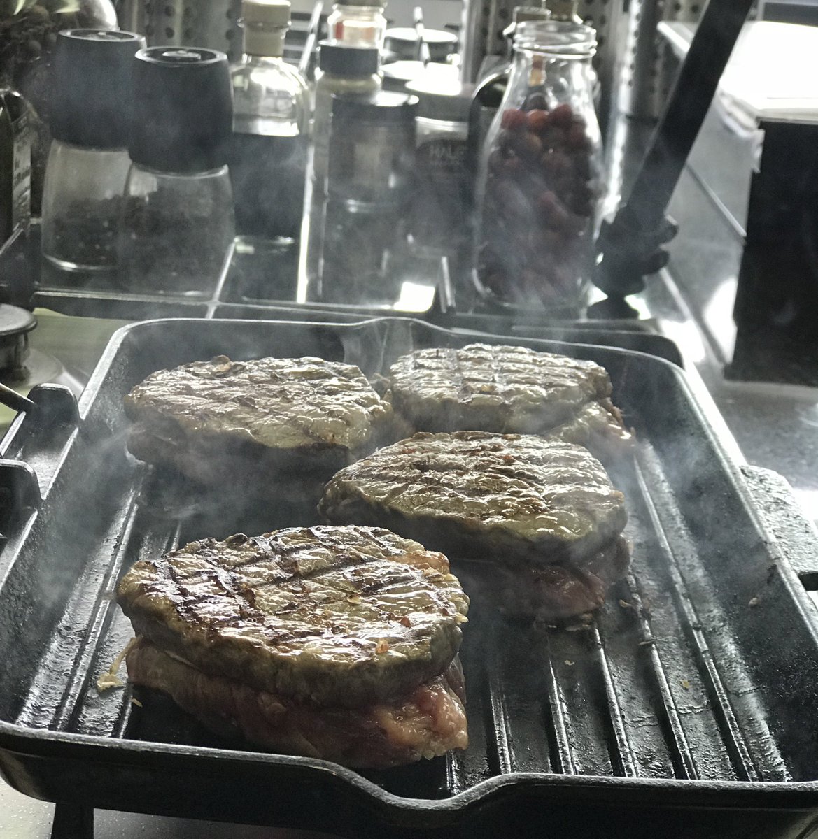 ausbeeflambme's tweet photo. Where's your perfect place to cook? 🧐 https://t.co/JRU1IRBrUQ