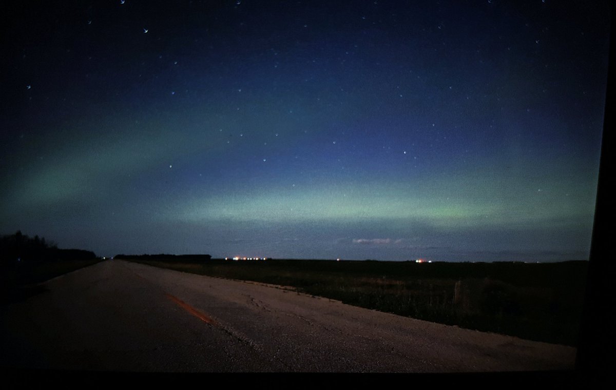 KimHinesSN's tweet image. #backofcamera shot of #Aurora W.S.W of #winnipeg 🇨🇦Approx 23:30hrs-00:00hrs july 23/24 2018 Despite the bright moon. Its so beautiful out. @TamithaSkov @TweetAurora #northernlights