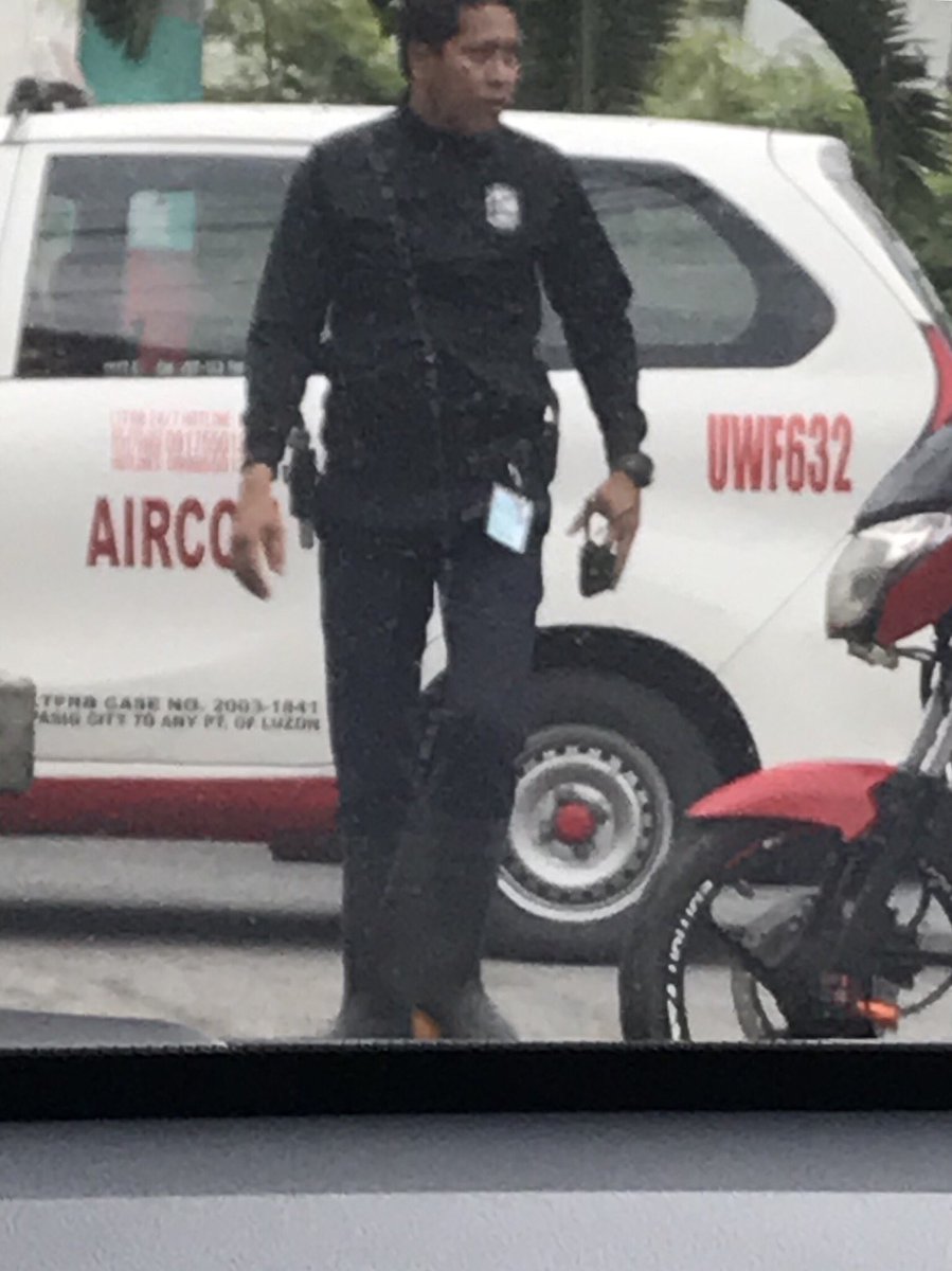 MicoVillaReal's tweet photo. Why do 3 greenwoods guards need to stand near the traffic area? I hear them calling out the TPMO enforcer multiple times. Traffic talaga sa lahat ser. No need to intimidate the solo flight enforcer he dealing with so much traffic already 🤷🏻‍♂️ @PasigInfo #tpmo #pasigtraffic https://t.co/XhXAAQw6P5