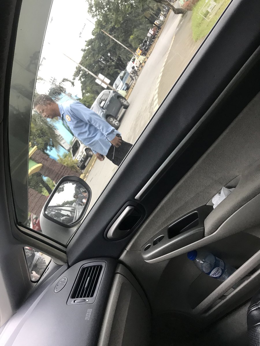 MicoVillaReal's tweet photo. Why do 3 greenwoods guards need to stand near the traffic area? I hear them calling out the TPMO enforcer multiple times. Traffic talaga sa lahat ser. No need to intimidate the solo flight enforcer he dealing with so much traffic already 🤷🏻‍♂️ @PasigInfo #tpmo #pasigtraffic https://t.co/XhXAAQw6P5