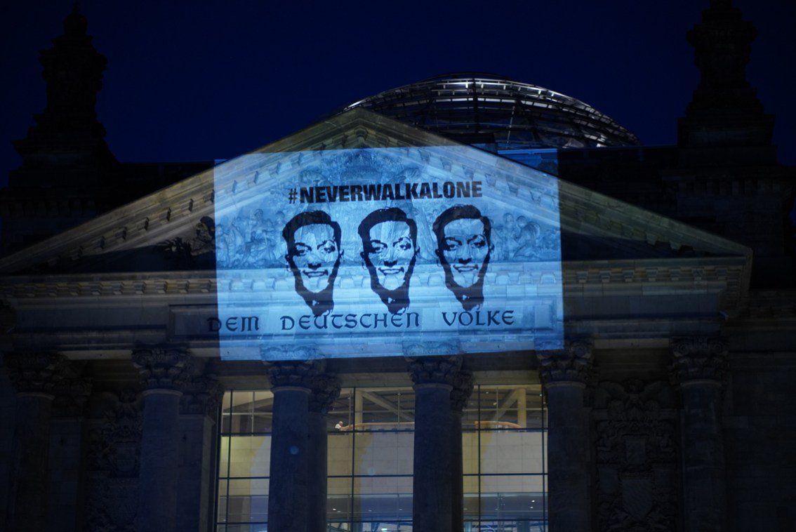 klausgreis's tweet photo. Aktion am Bundestag

#neverwalkalone #Özil https://t.co/iuYVe7wr8x