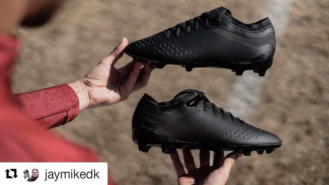 VolkyB's tweet image. bit.ly/2mDit7p

🇹🇭 อยากเห็นตัวจริงเร็วๆแล้วววนะ !! พบกันเร็วๆนี้ ที่นี่ครับ

🇬🇧 Beautiful silhouette with blackout colorway. Seems to be a great alternative speed boots. But what actually are they? #UFobject

📷 @jaymikedk