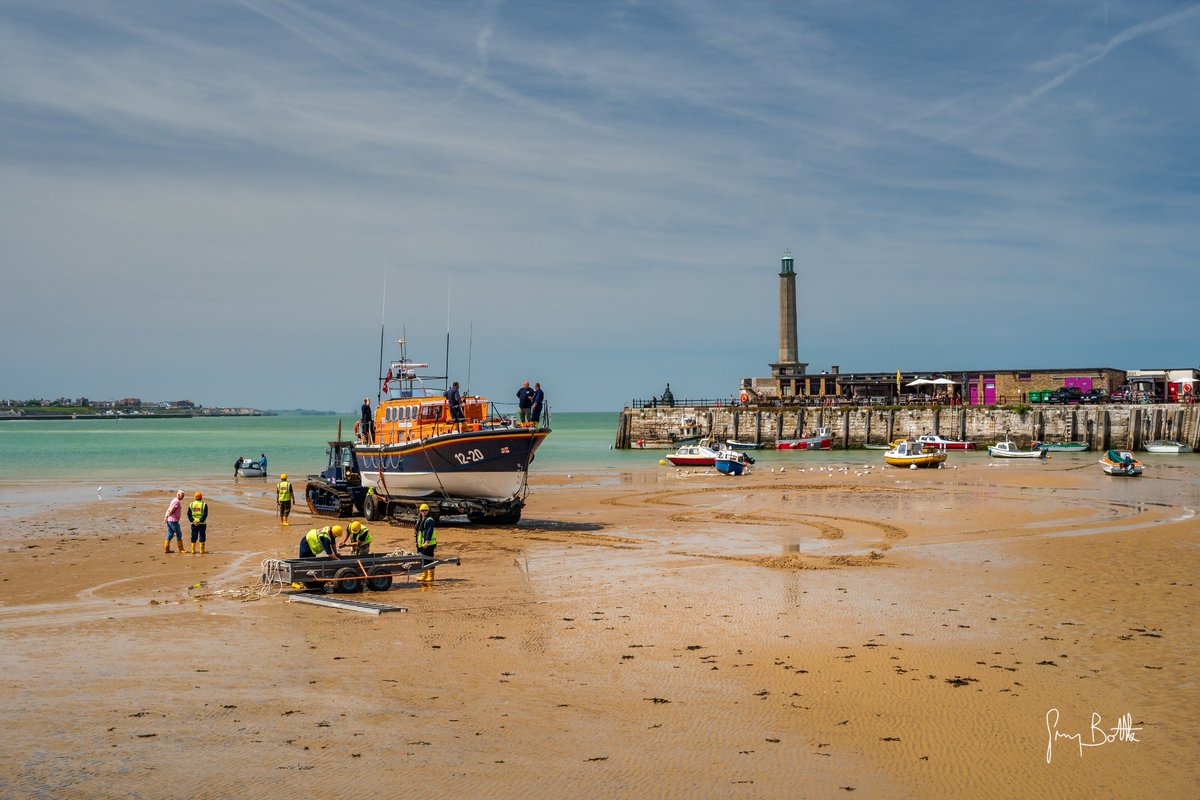 gregbottle's tweet photo. Lifeboat recovery at #Margate after training exercise. #RNLI https://t.co/J095uac83J