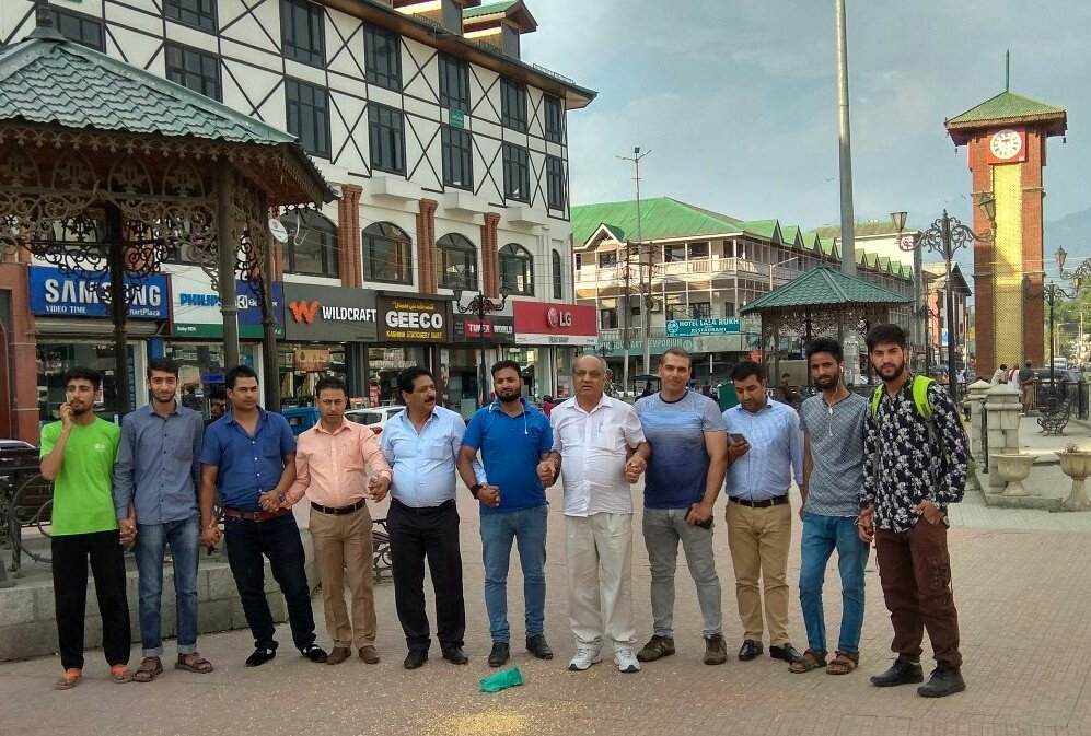 GGF_NGO's tweet photo. GGF Vice President Padmashri @SPVARMA8 is in Kashmir to strengthen peace building measures with the help of local NGOs & community leaders of Kashmir #UNDPI #UN #SDGs #Goal16 #Peace #PeaceResolution #PeaceBuilding #Kashmir #Communties #GlobalGoals #NGOs #Srinagar #DalLake #Jehlum https://t.co/6K2TWvKyaJ