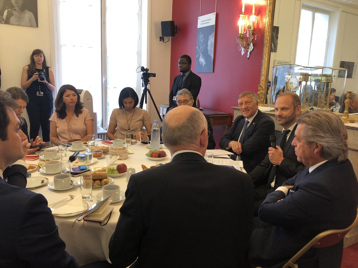 APFfrancophonie's tweet photo. Histoire de l’adoption de l’#article87 avec M. Jacques Legendre : « la République participe au développement de la solidarité et de la coopération entre les Etats et les peuples ayant le français en partage » #Francophonie https://t.co/hLS6rVeOQ9