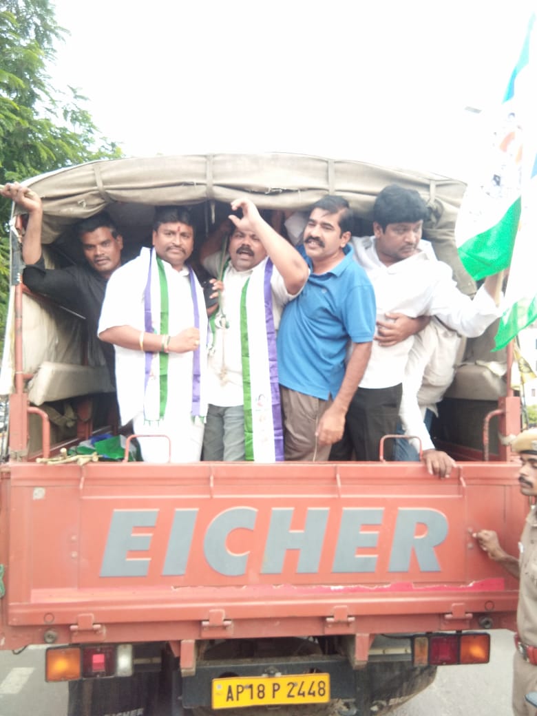 ssreddy_alla's tweet photo. ఐదేళ్లన్నారు, పదేళ్లన్నారు. కాదు కాదు ప్యాకేజీ ముద్దన్నారు. ఎన్నికల వేళ మళ్లీ హోదా అన్నారు. కానీ హోదా కోసం రోడెక్కితే రెక్కలు విరుస్తున్నారు.
#APBandh #WeDemandSCStoAP #TDPBJPBetrayedAP https://t.co/6DKDav25HC
