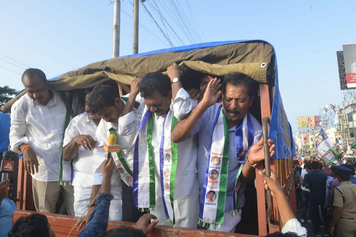 ssreddy_alla's tweet photo. ఐదేళ్లన్నారు, పదేళ్లన్నారు. కాదు కాదు ప్యాకేజీ ముద్దన్నారు. ఎన్నికల వేళ మళ్లీ హోదా అన్నారు. కానీ హోదా కోసం రోడెక్కితే రెక్కలు విరుస్తున్నారు.
#APBandh #WeDemandSCStoAP #TDPBJPBetrayedAP https://t.co/6DKDav25HC