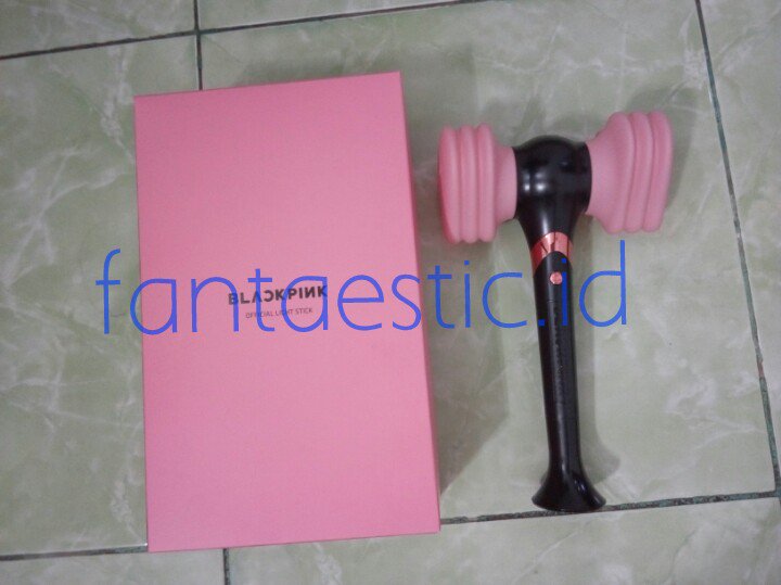 fantaestic_id's tweet photo. [Ready Stock]

Lightstick Blackpink Rp = 420.000

Slogan Taeyong by Taeyong kasep (White ver.)
- Complete set = Rp 365.000
- Slogan set = Rp 255.000
- Lenticular fan set = Rp 135.000

Bisa via shopee 😊

@BPTrade_INA @NCTtrade_INA @NCTSelling_INA https://t.co/8lr97nAy9o