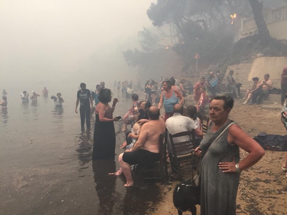 YigitGuralp's tweet photo. Atina’da birden çok noktada çıkan orman yangınında can kaybı maalesef 50’ye ulaşmış. Görüntüler nesiller boyu unutulmayacak bir felaketin yaşandığını gösteriyor. https://t.co/HSJEjwqWgw