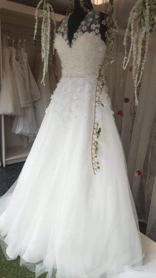 AdeleLBridal's tweet photo. 🎊🎉💍Beautiful new window 💍🎉🎊
Showcasing our new @MorileeUK and @RonaldJoyceInt dresses 👰 #Wolverhampton #WestMidlands #BridesToBe #YesToTheDress #DesignerWeddingDress https://t.co/Zva3yNQ0U9