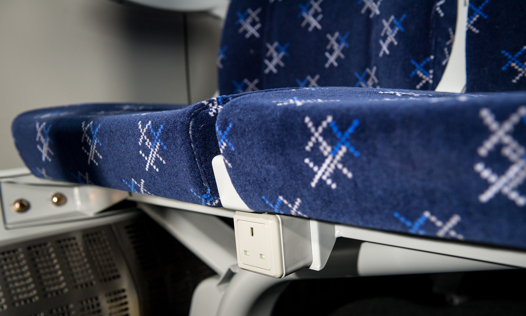 plug in train set