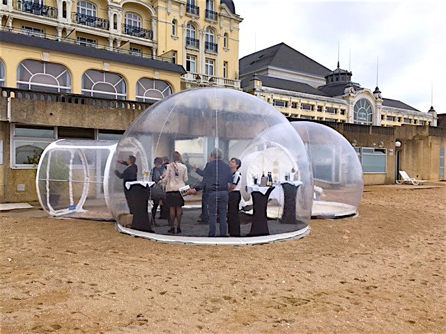 lamaisonbulle's tweet photo. Nos bulles sont aussi disponibles pour tout vos évènements. 🎉 #LaMaisonBulle #bullegonflable #bulletransparente #madeinfrance #evenement #Mariage #bouyguestelecom https://t.co/Bs1DUO8F4k