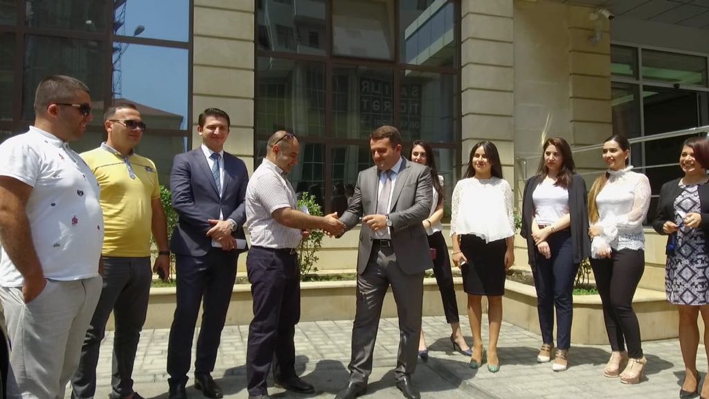 TuranBank's tweet photo. TuranBankın “Hədiyyə Mövsümü!” adlı əmanət kampaniyasının əsas uduşu olan  Hyundai Grandeur avtomobili Bankın Baş ofisində stimullaşdırıcı lotereyanın qalibinə  təqdim olunmuşdur. https://t.co/tpfvzIXtEC