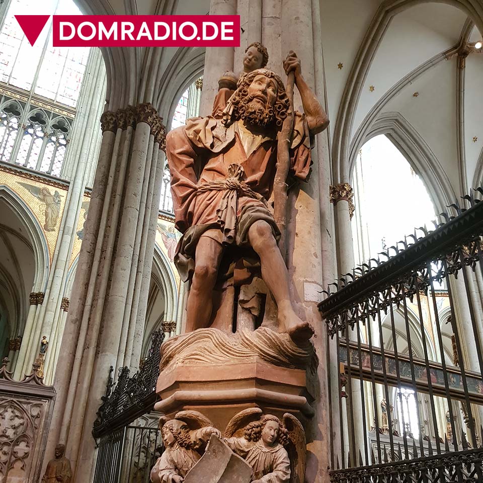 domradio's tweet photo. So steht er im Dom: der Heilige #Christopherus! Schutzpatron der Reisenden und damit auch in vielen Autos zu finden. 
Heute ist sein #Gedenktag, geht ihn doch mal im #Dom besuchen, ist auch kühl da ;) https://t.co/6UYV5nrlbA