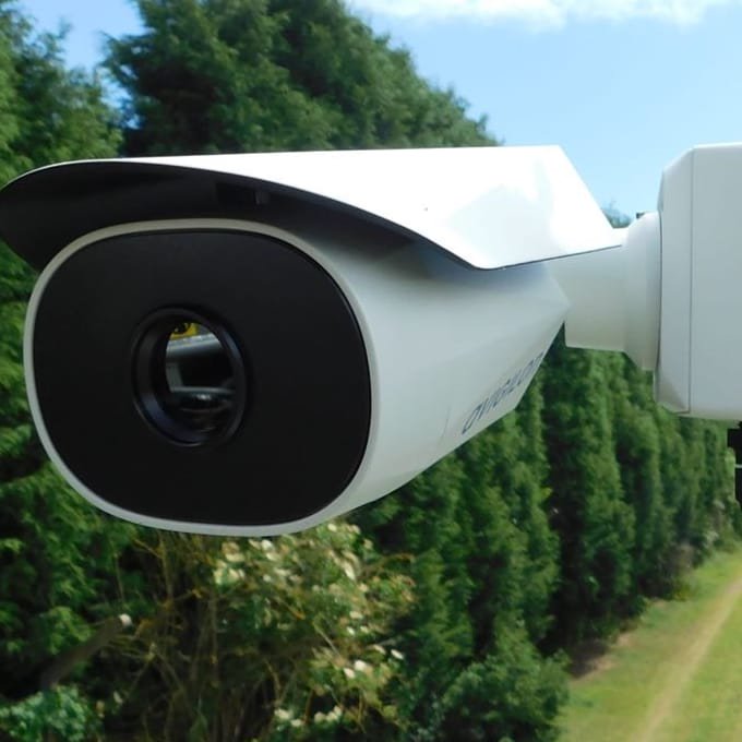 TSSL_HDCCTV's tweet photo. Protecting a fence line with @Avigilon H4 thermal cameras and H4 IR PTZ, working great with detection zones triggering acc6 and PTZ presets https://t.co/iQVga2uk45