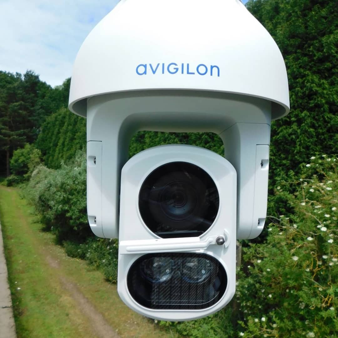 TSSL_HDCCTV's tweet photo. Protecting a fence line with @Avigilon H4 thermal cameras and H4 IR PTZ, working great with detection zones triggering acc6 and PTZ presets https://t.co/iQVga2uk45