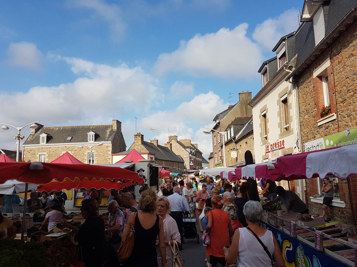 Typical #frenchmarket 9.00am and busy already. #paimpol #brittany so much choice of great products. Fish, vegetables etc....