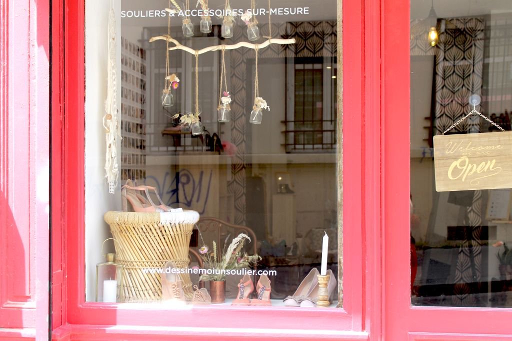 DMUS_Paris's tweet image. VITRINE PARIS 

Cet été, la vitrine de la boutique de Paris prend des notes champêtres grâce à notre collaboration avec @java.event. En harmonie avec notre ambiance, on remercie Jessica et Audrey pour ce joli travail. 💜

A découvrir jusqu'à début Septembre ! 🌸