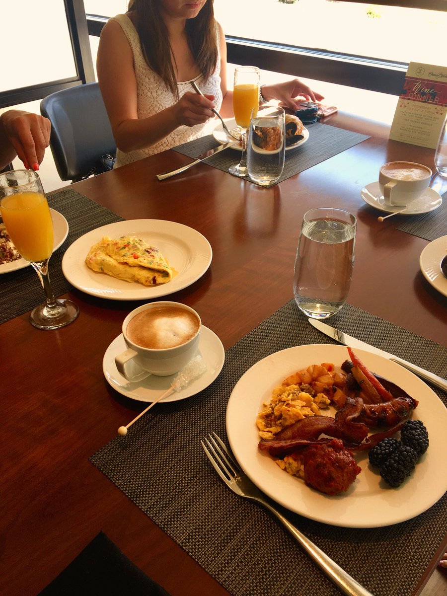 CharliePJ11's tweet photo. #Tbt #brunch #MN #girlfriends https://t.co/HdWVWnjrnl