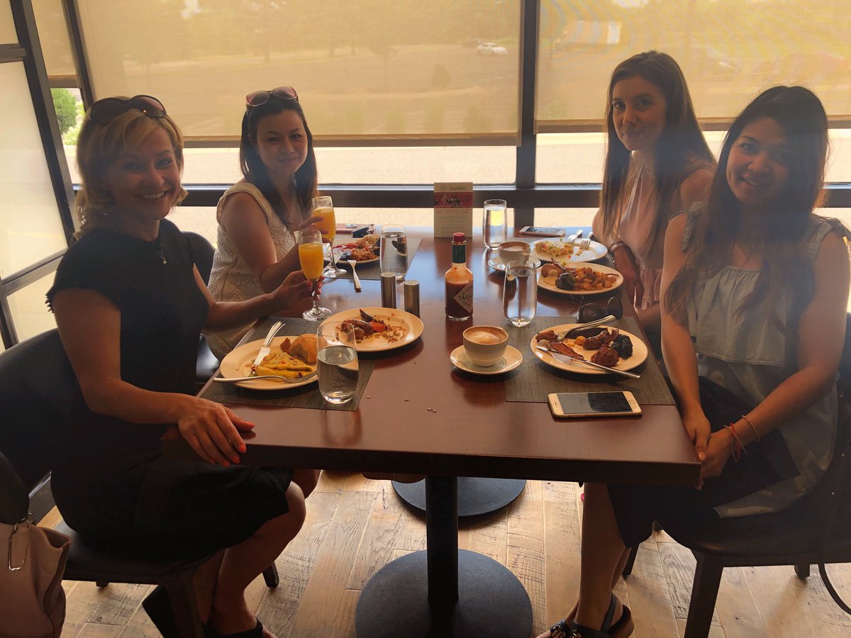 CharliePJ11's tweet photo. #Tbt #brunch #MN #girlfriends https://t.co/HdWVWnjrnl