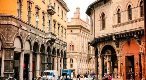 karleklasa's tweet photo. È sempre Bello prendere il Treno per andare a Bologna..
È sempre Bello camminare per le vie di questa Citta.. 
È sempre Bello vedere te💖
#GoodMorning #city #Travel #Bologna #love #folloMe #follo4follo #like4like #RT #RtxRt #fandomseguefandom  @Twiperbole https://t.co/YdEUqQxVmh