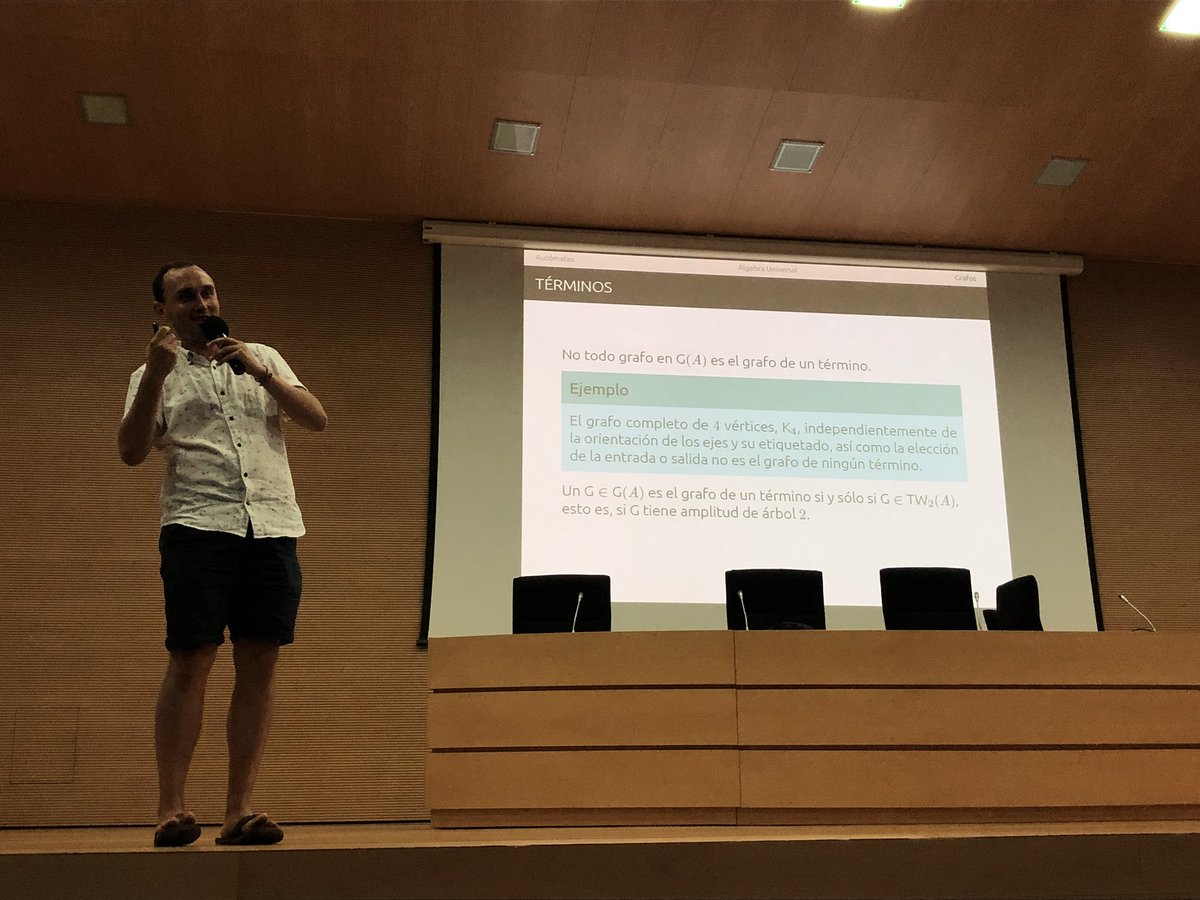 Enric Cosme nos habla sobre grafos y autómatas en la primera conferencia del día #ENEMVal2018