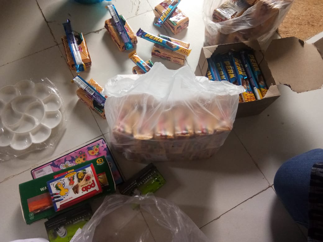 Sampark, an NGO, runs crèches for the kids of the migrant construction workers. Ammucare Bangalore team has catered to the basic necessities of 8000 such kids by donating an entire month's groceries.
#spreadingsmiles #seva #annadaan