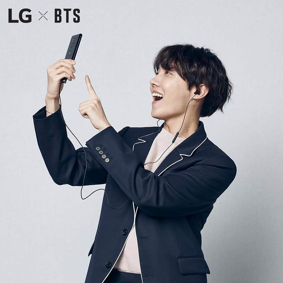 YourHobi_PH's tweet photo. [LGxBTS]

The #LGG7ThinQ #SuperWideAngleCamera is so wide it can capture all the j-hope's dance moves. #LGXBTS @BTS_twt
✔ Visit LGXBTS Instagram to find more exclusive 

GIFs: https://t.co/fRO5vUQeDn https://t.co/AsHaSmkTHs