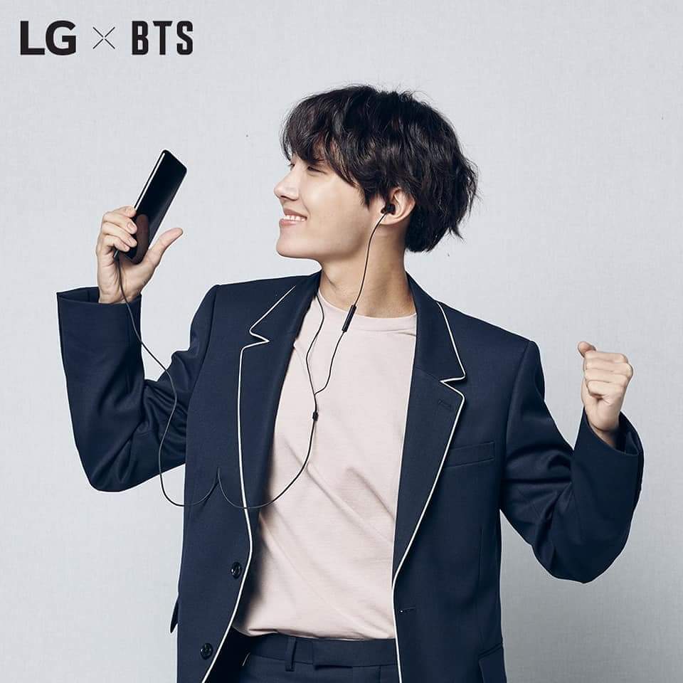 YourHobi_PH's tweet photo. [LGxBTS]

The #LGG7ThinQ #SuperWideAngleCamera is so wide it can capture all the j-hope's dance moves. #LGXBTS @BTS_twt
✔ Visit LGXBTS Instagram to find more exclusive 

GIFs: https://t.co/fRO5vUQeDn https://t.co/AsHaSmkTHs