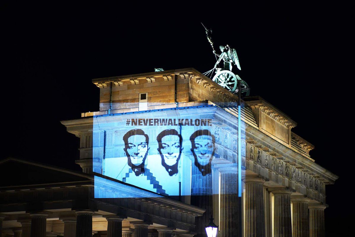 Lightartist's tweet photo. Nachteinsatz m. @ReconquistaNetz &amp; @PixelHELPER Lichtkünstler für @MesutOzil1088 Gegen Rassismus! Gegen Schwarz-Weiß-Denken und Entweder-Oder. 🖤❤️🧡💛💚💙💜zur Pressemitteilung: https://t.co/BjClEmu8dC  📃🖊️🔍
#BestNeverRacist #NeverWalkAlone #ausgegrindelt #Zusammen #zsmmn https://t.co/tX6mQVtgow
