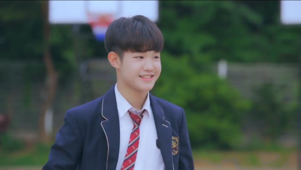 BelieveinBTSjk's tweet image. เขาคือใครอ่ะ บอกบุญกันหน่อย #hanlin