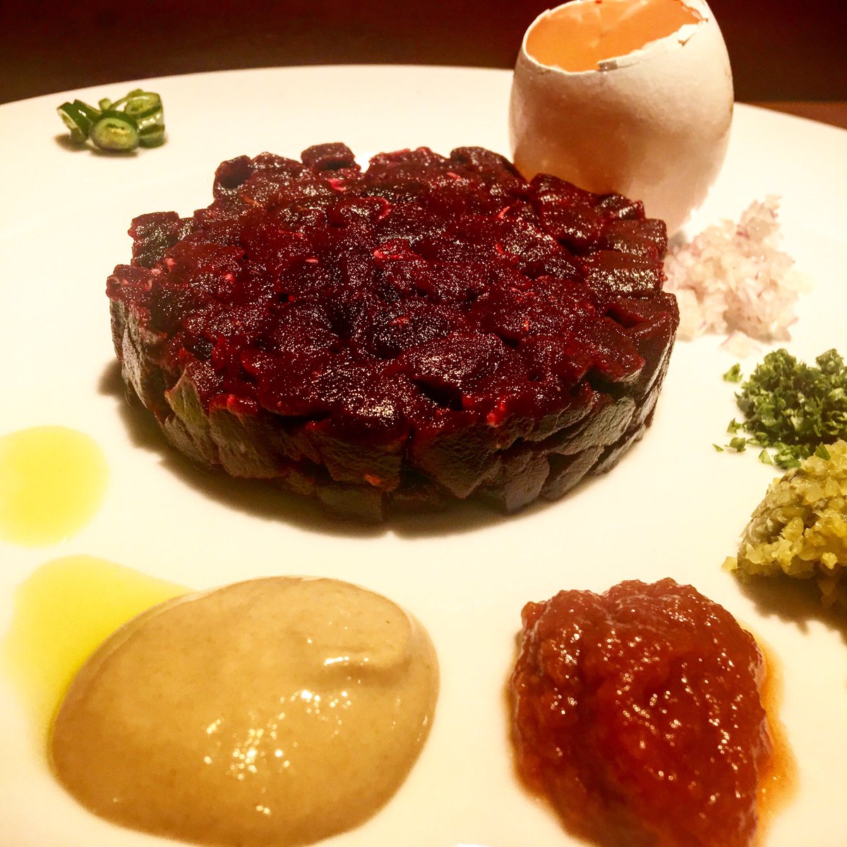 ラ ブーシェリー デュ ブッパ 熟成肉 ジビエ 日本ワイン Twitterissa 本日のタルタルステーキ 肉 の食感を残すよう粗めにカット アンチョビやエシャロット 卵黄などの薬味と共に 本日のお肉はご来店頂いてからのお楽しみに タルタルステーキ 肉 熟成肉