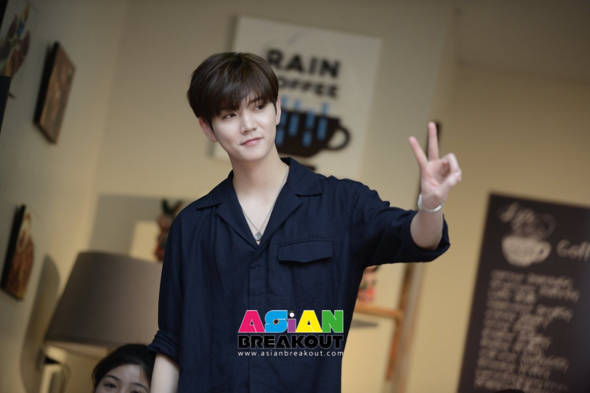 ASiANBREAKOUT's tweet photo. [PreV1/3] “เร็น” NU’EST W  เซอร์ไพรส์ตอบแทนความรักเลิฟไทยด้วย แจกภาพวาดภาพฝีมือตัวเอง พร้อมเขียน “ผมรักคุณ” ในกองถ่ายซิทคอมสภากาแฟ 4.0
#민기 #최민기 #렌 #REN #뉴이스트W #NUEST_W #WelcomeRentoThailand
#RenCoffeeSocietySitcom https://t.co/C8lpxTLd1X